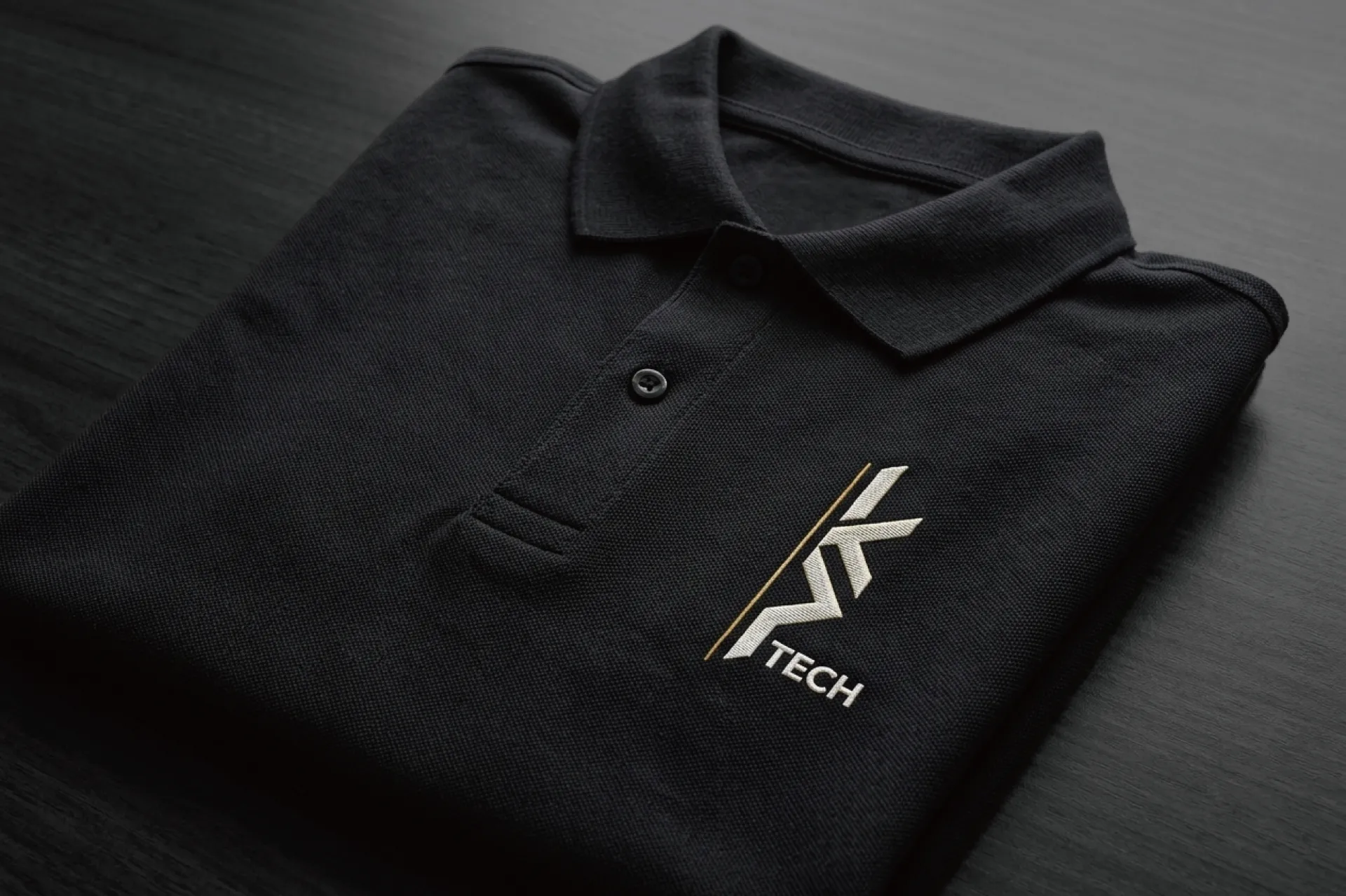 品牌識別應用，深色polo衫刺繡logo制服設計